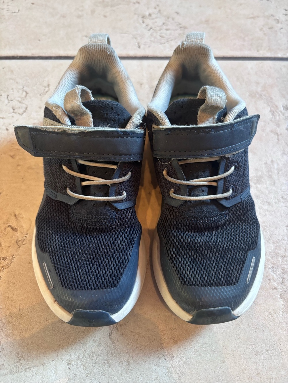 On cloud navy/gray kids shoes